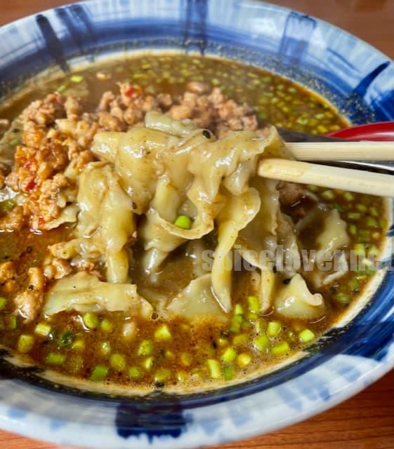 黒胡椒坦々麺 刀削麺のもちもち麺