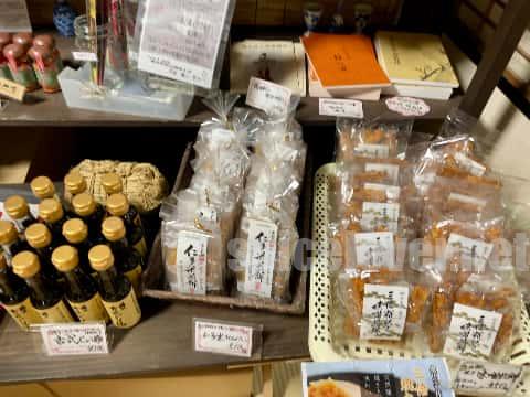 店内にはお醤油などが販売されています。