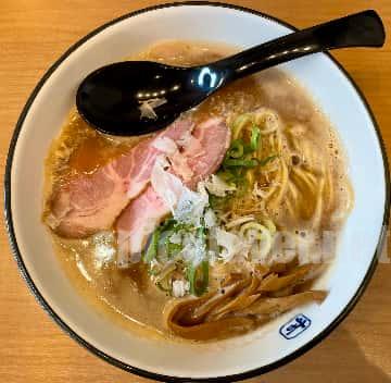 豚魚ダブルラーメン930円
